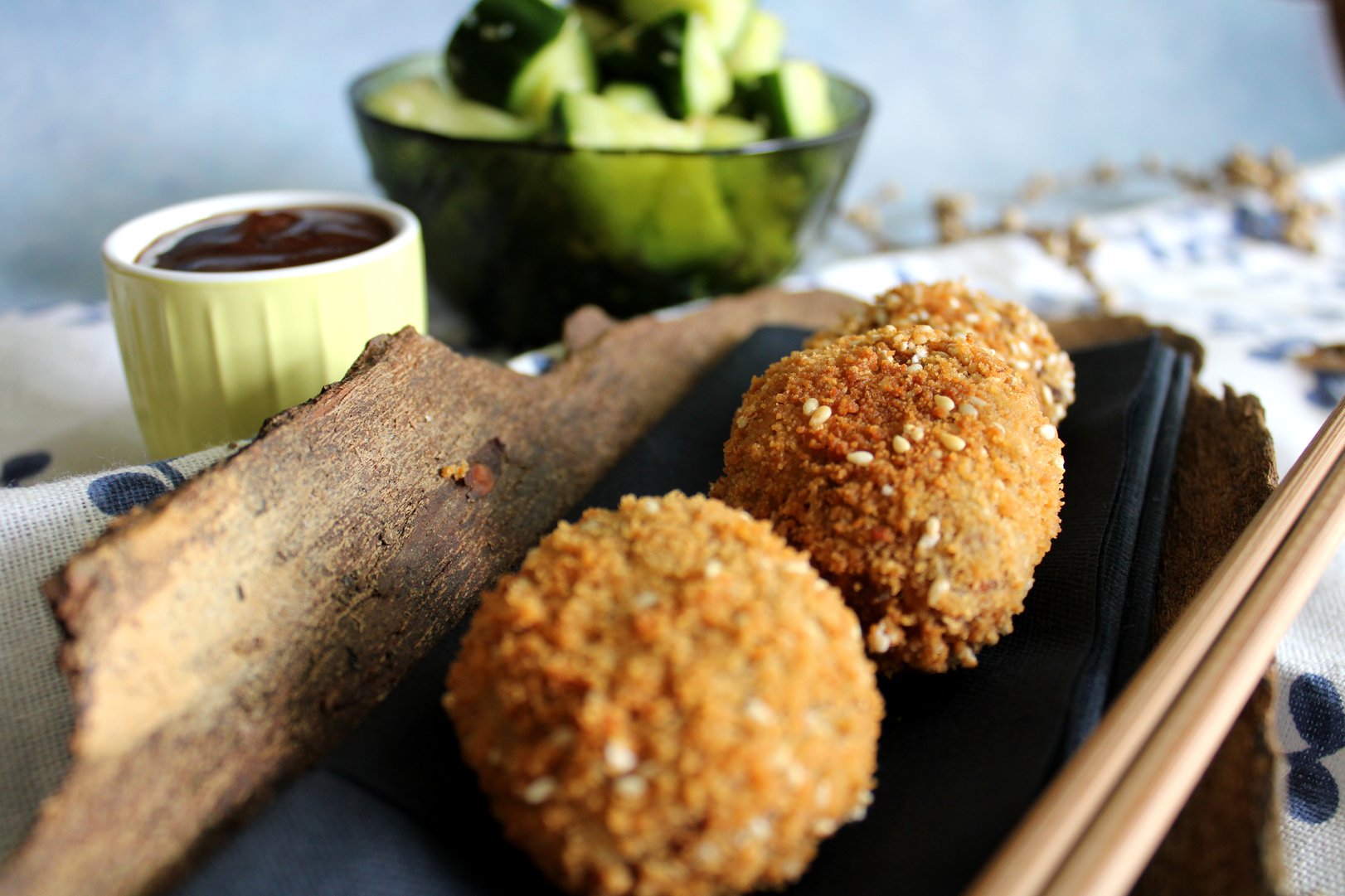 Titelbild zu Jackfruit-Nuggets mit feurigem Gurkensalat – ein veganer Fast-Food-Tipp