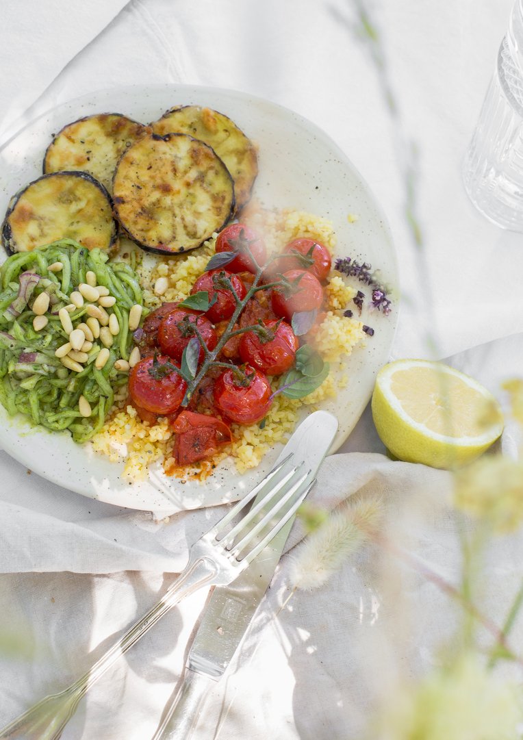 Titelbild zu Ausgebackene Auberginentaler mit Bulgur, Tomatemsoße und Gurkensalat