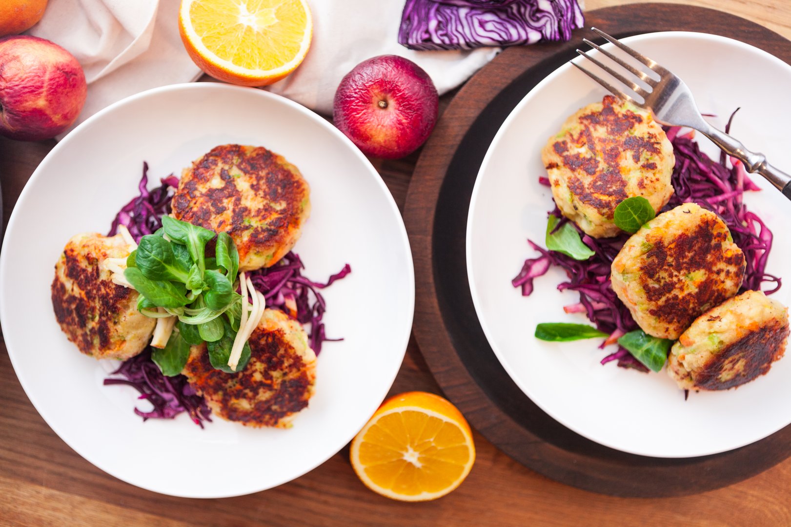 Herbstliche Kaspressknödel auf Rotkrautsalat
