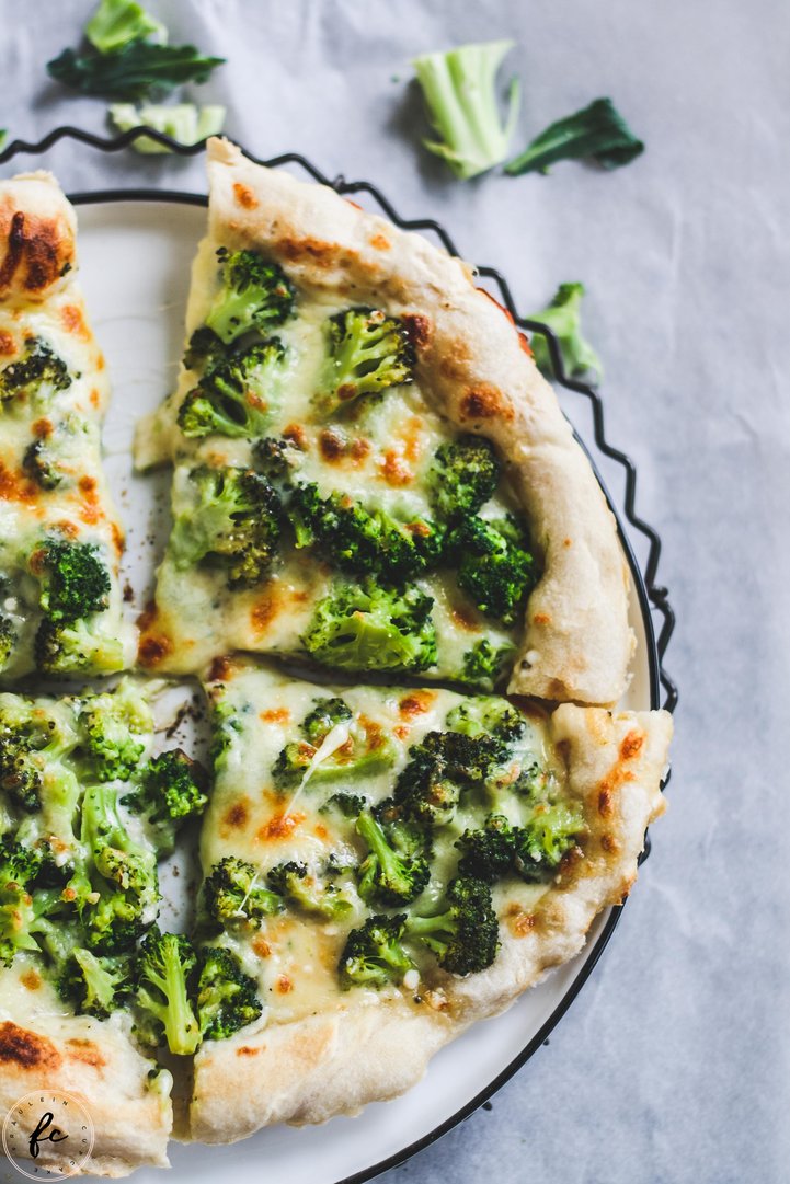 Eine schnelle, knusprige Pizza mit Brokkoli, Béchamel und Mozzarella!