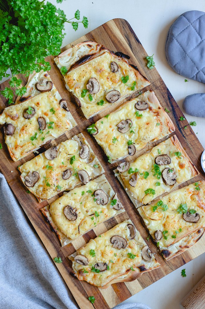 Titelbild zu Champignons und Raclette Flammenkuchen