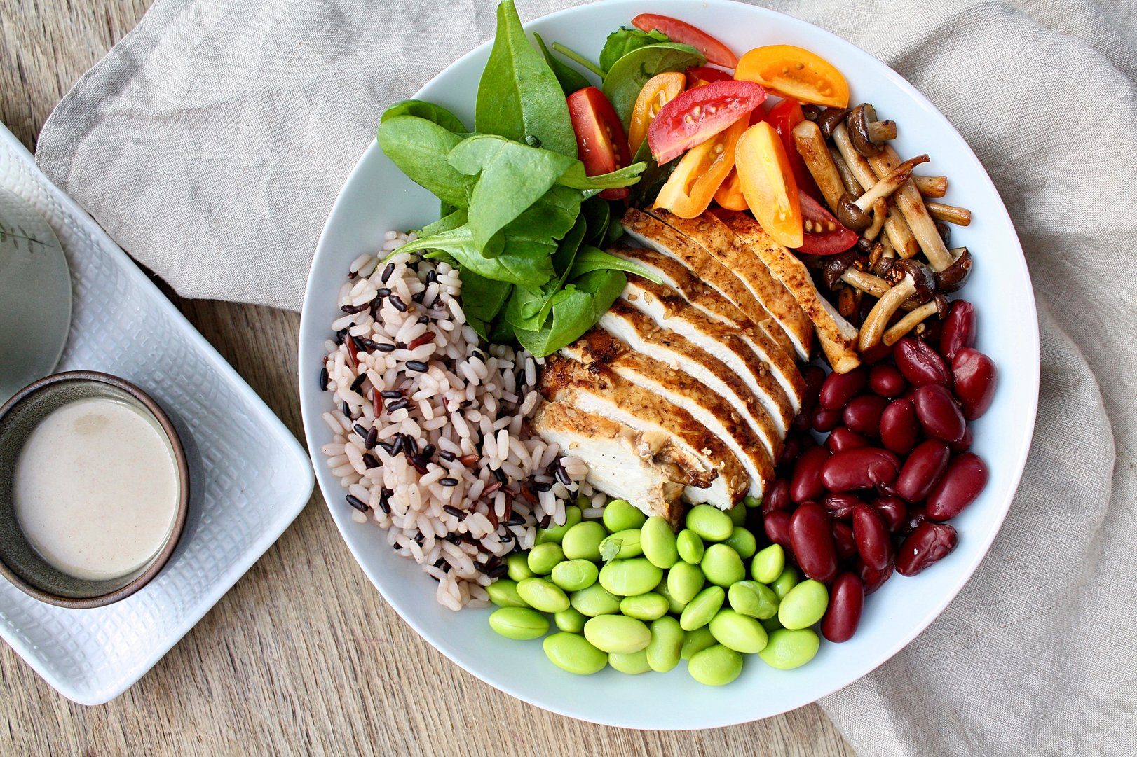 Titelbild zu HÄHNCHEN-REIS-BOWL MIT TAHINI-ZITRONEN-DRESSING