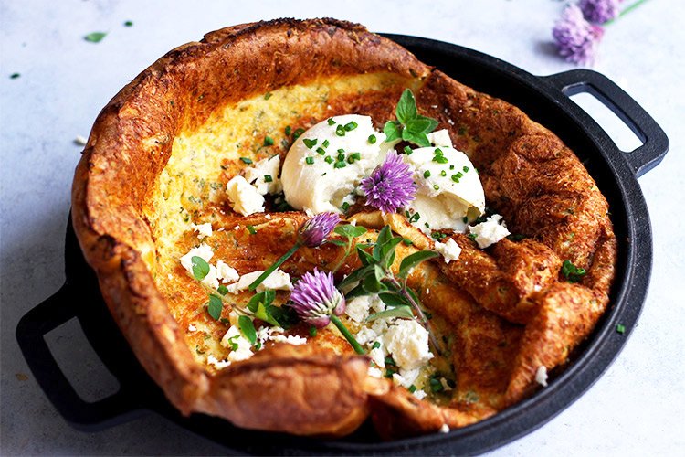 Luftiges Dutch Baby mit Käse und Kräutern