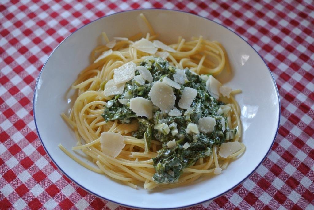Titelbild zu Schnelle Soße: Frischer Spinat, Creme Fraiche und Muskatnuss