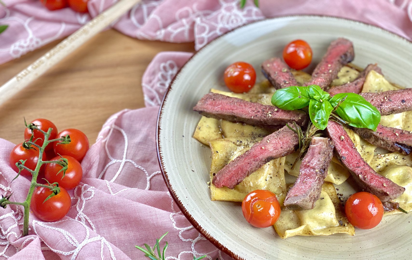 Ravioli con Funghi Porcini e Bistecca alla Griglia (In Salbei-Rosmarin-Butter geschwenkte Steinpilzravioli an Cherry - Tomaten und Rumpsteak)