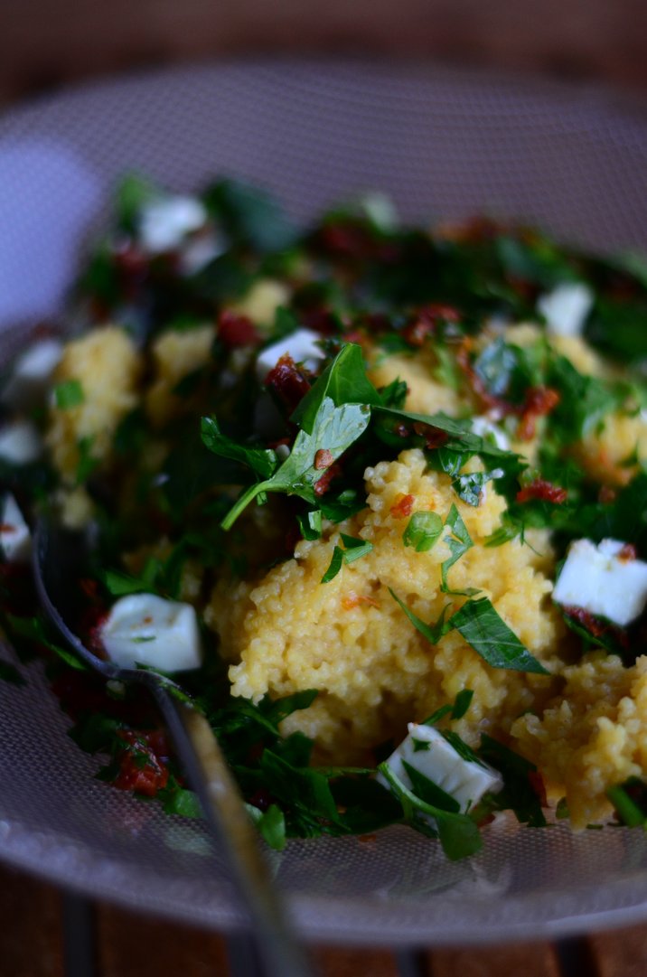 Wie man am besten mit Resten kocht & ein Hirse-Feta-Salat mit getrockneten Tomaten und Petersilie