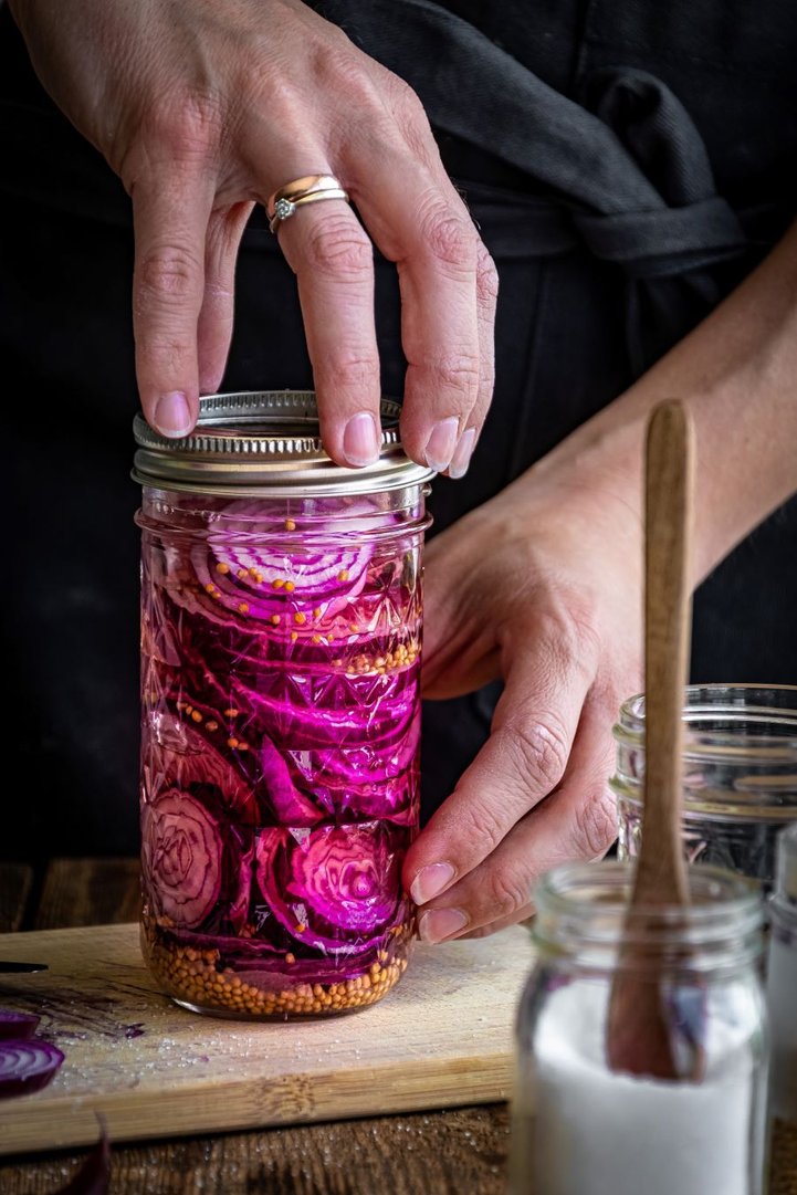 Pink eingelegte süß-saure Zwiebeln – Quick Pickled Onions