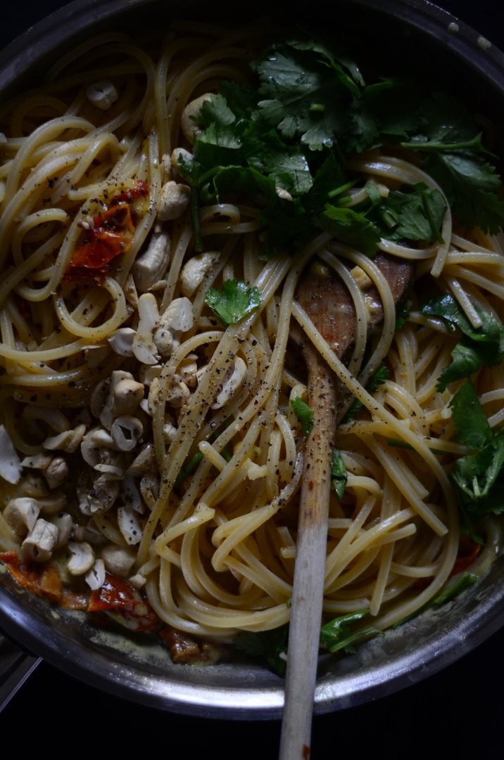 Titelbild zu Spaghetti mit Getrockneten Tomaten, Kokosmilch & Curry
