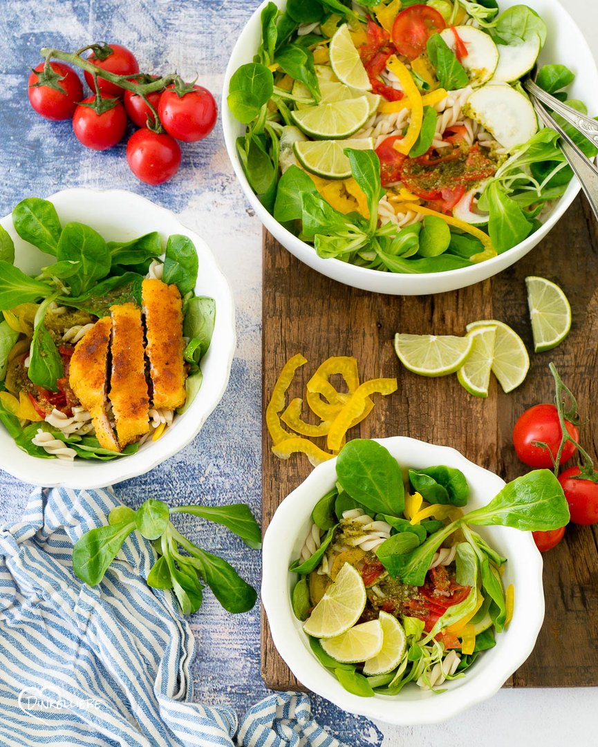 Leichter, bunter Nudelsalat mit Limette