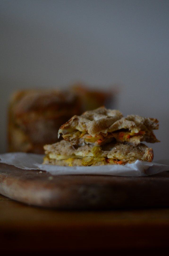 Kimchi Grilled Cheese mit Sourdough English Muffin Sandwich Bread