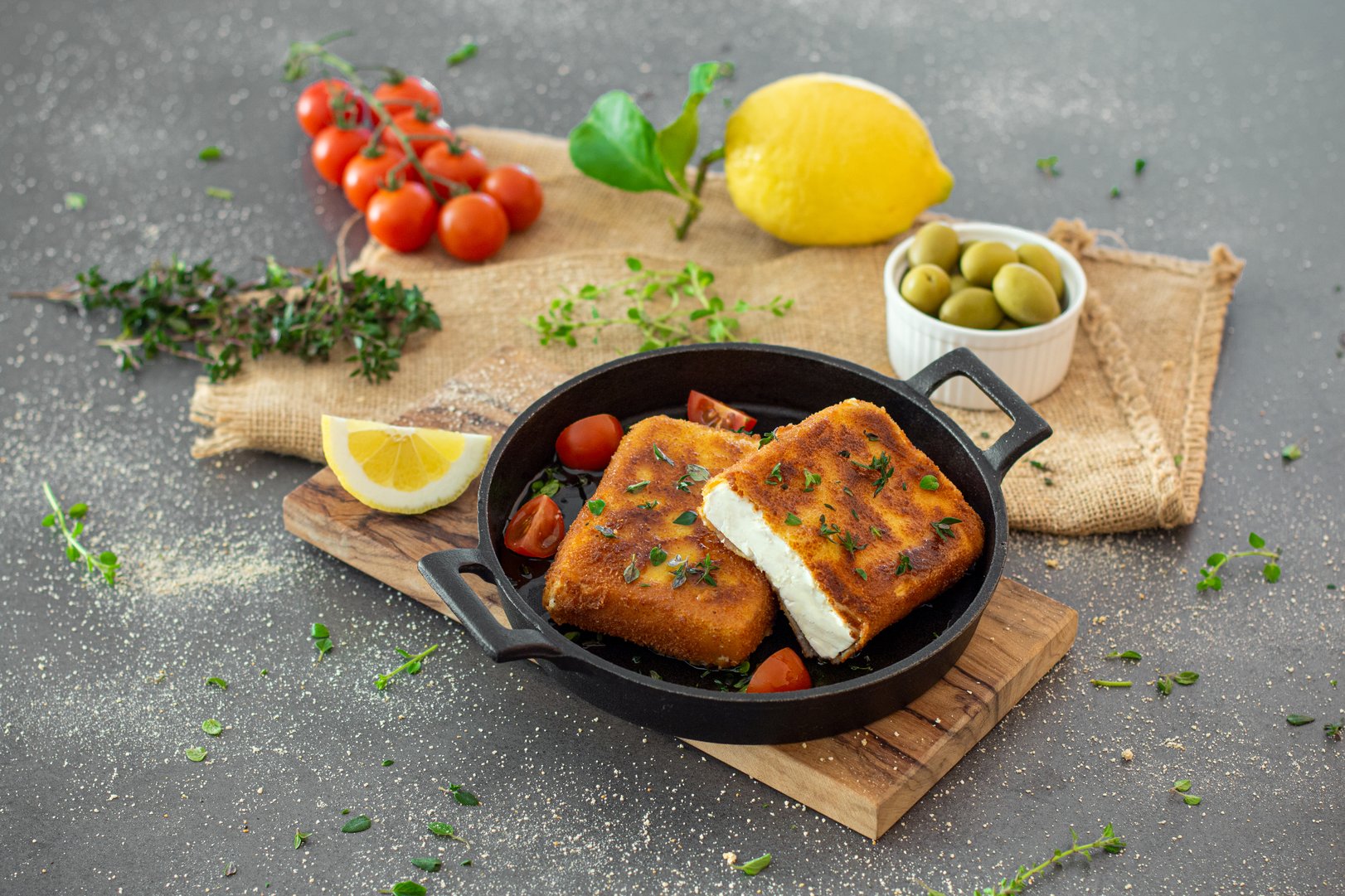 Leckeres Feta-Saganaki (frittierter Feta-Käse)