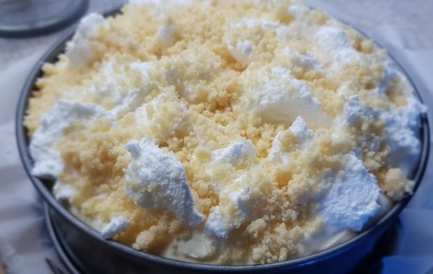Titelbild zu Creamy Cheescake mit Baiser-Mürbteigstreusel