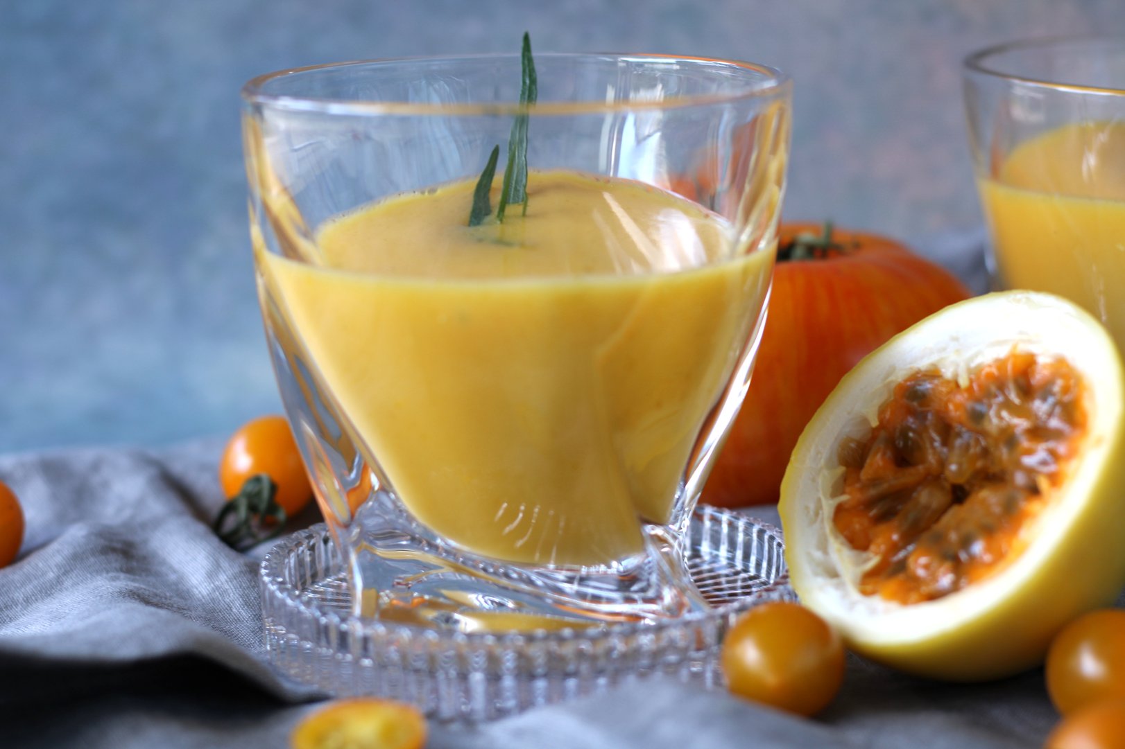 Titelbild zu Gelbe Gazpacho - Tomate, Paprika und Maracuja vereinigt euch!