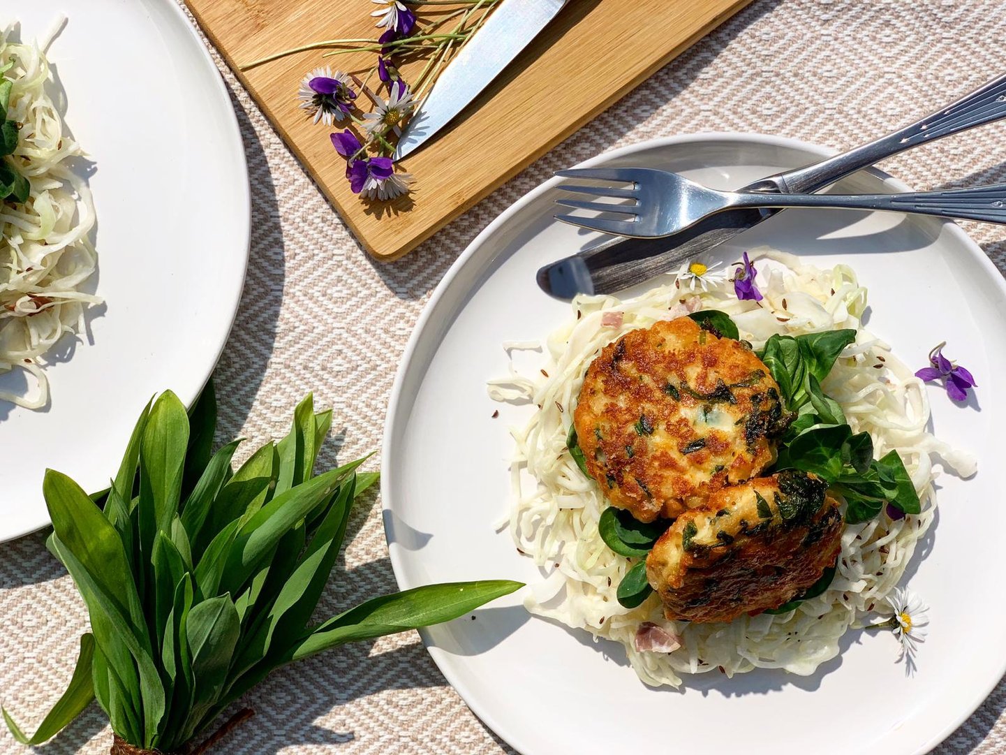 Titelbild zu Kaspressknödel auf wiener Krautsalat