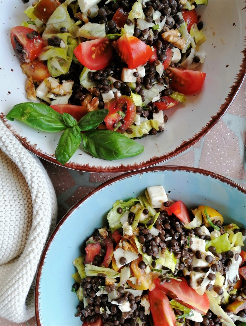 Titelbild zu Sommerlicher Belugalinsensalat