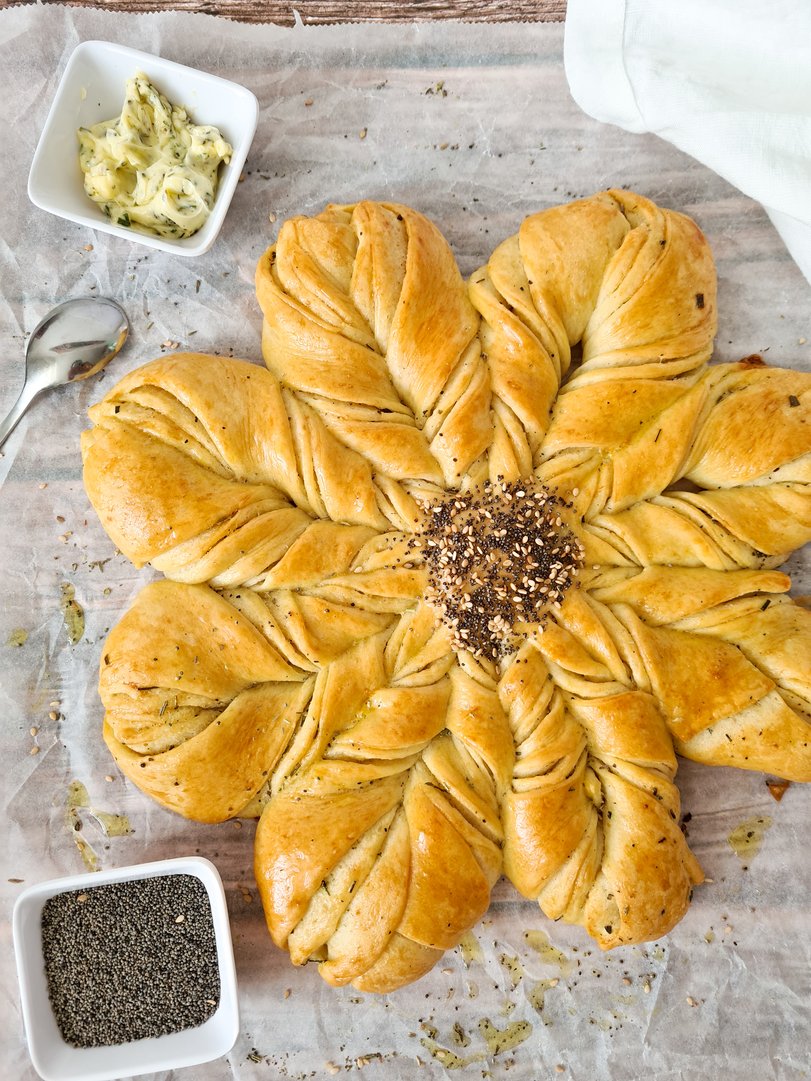 Titelbild zu Brotblume mit Kräuterbutter
