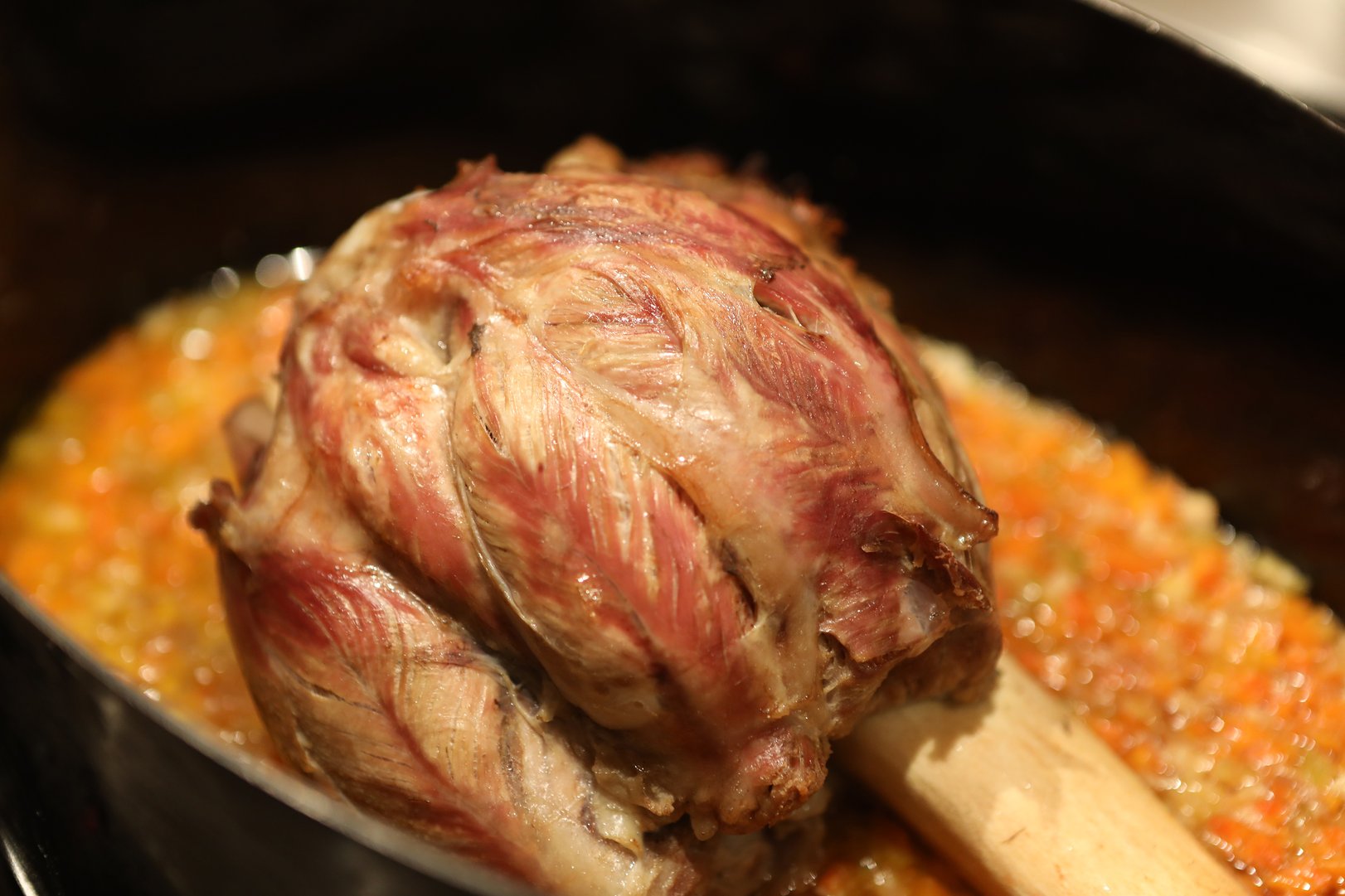 Kalbsstelze / Kalbshaxe mit Wurzelgemüse in Honigsoße