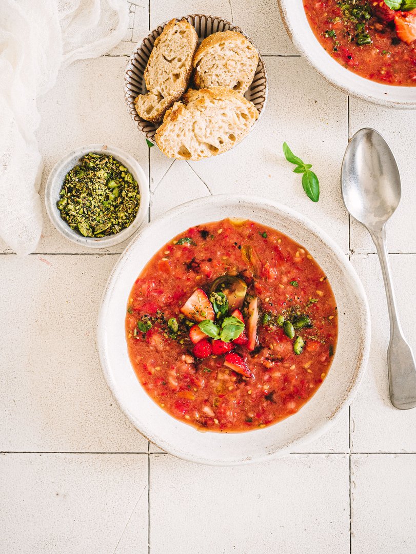 Titelbild zu Kalte Tomatensuppe mit Erdbeeren & Pistazien Dukkah