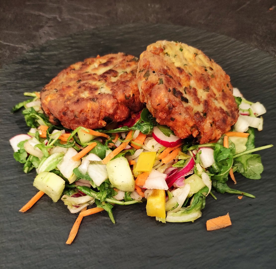 Kaspressknödel auf Salat