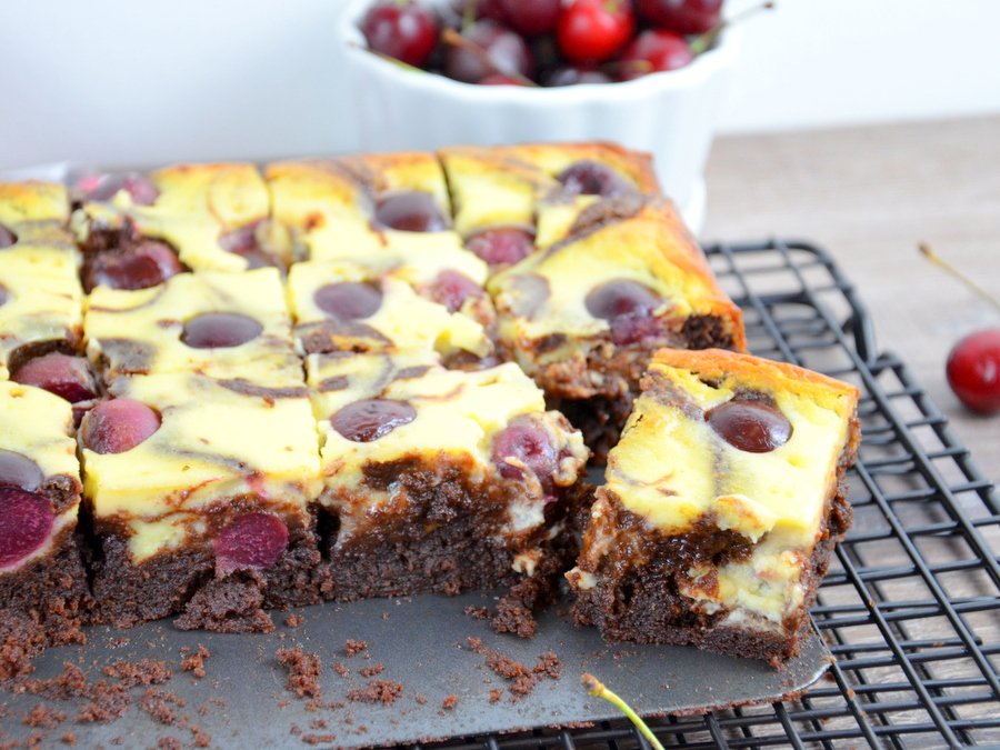 Cheesecake-Brownies mit Kirschen, laktosefrei