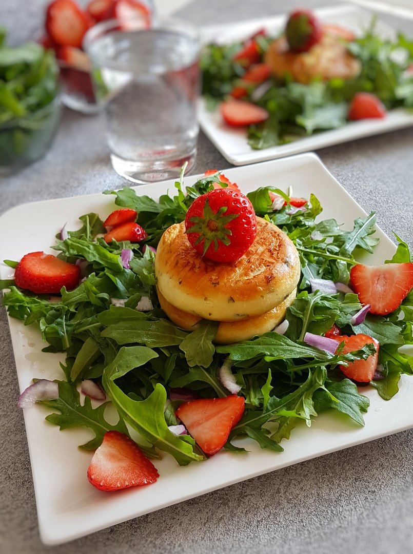 Sommersalat mit Grillcamembert