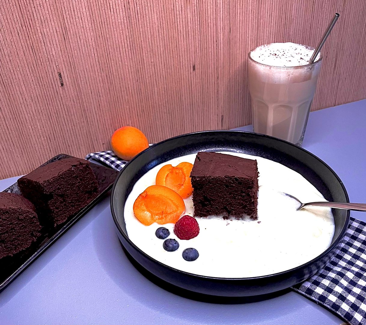 Titelbild zu Saftiger schokoladiger Kuchen mit Espresso und Vanillesoße