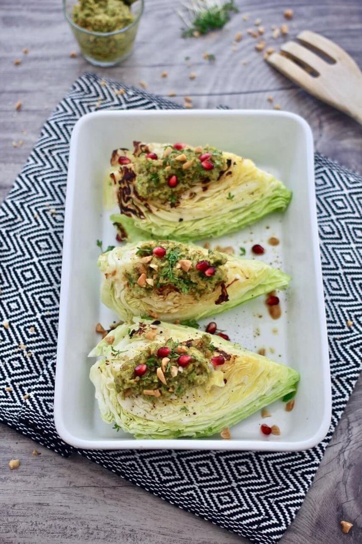 GEGRILLTER SPITZKOHL MIT LAUCHPESTO