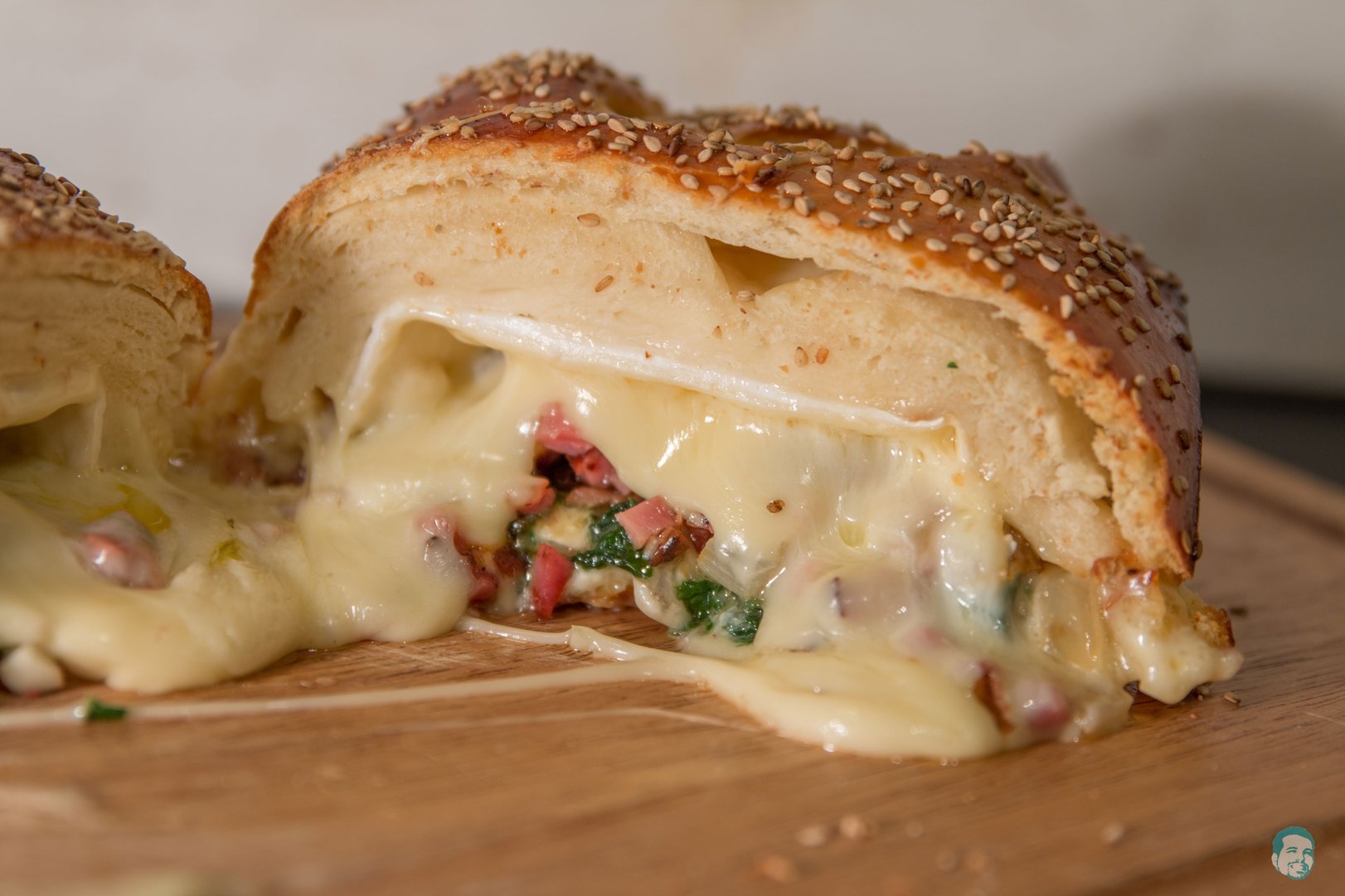 Titelbild zu Camemburger mit Spinat Speck Zwiebel & Knoblauch