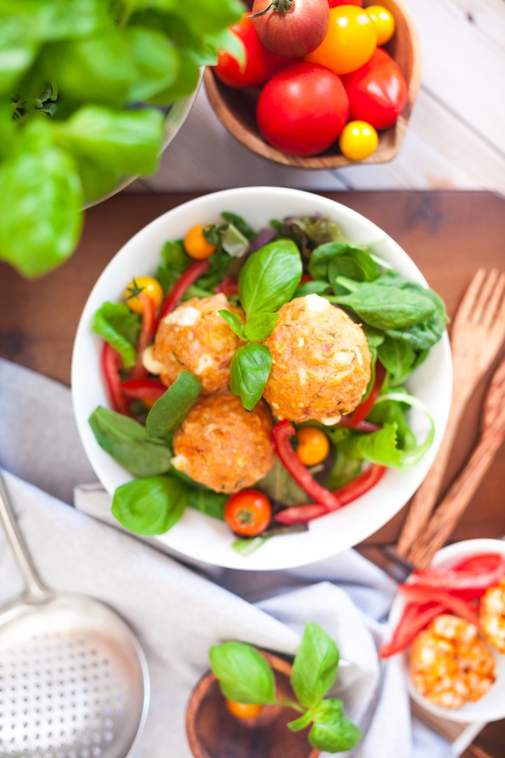 Sommerliche Mozzarella-Tomaten-Knödel