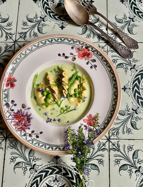 Sommerliche Pasta mit Pfifferlingen und Erbsen