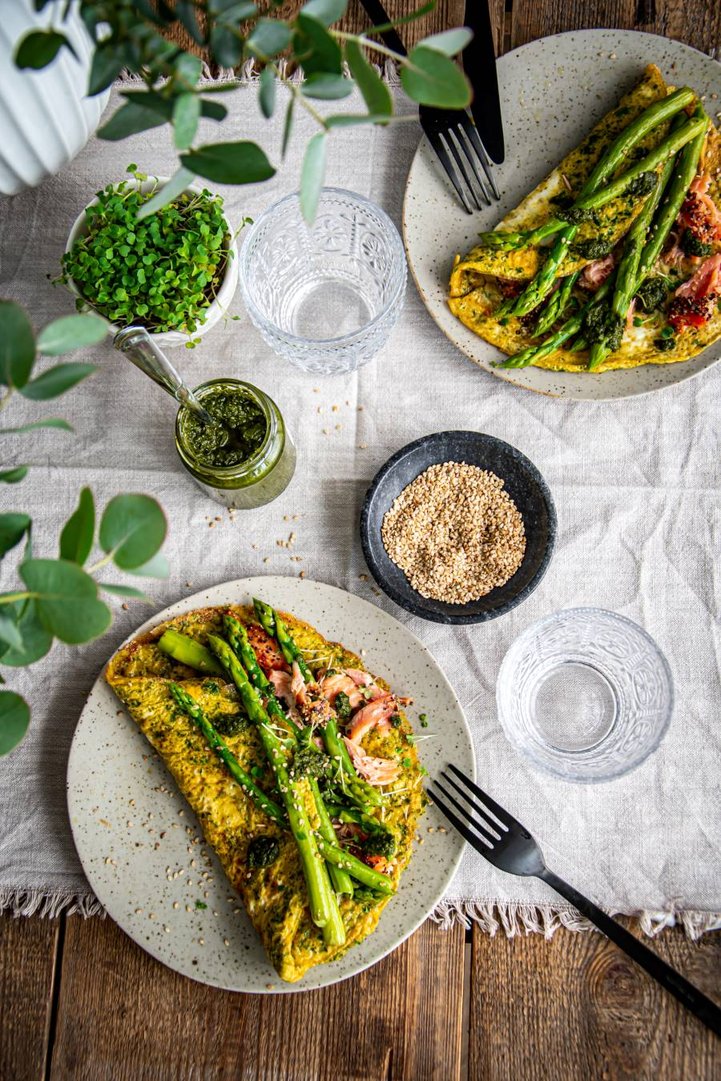 Titelbild zu https://kuechenstuebchen.de/kraeuter-omelett-mit-spargel-und-stremellachs/