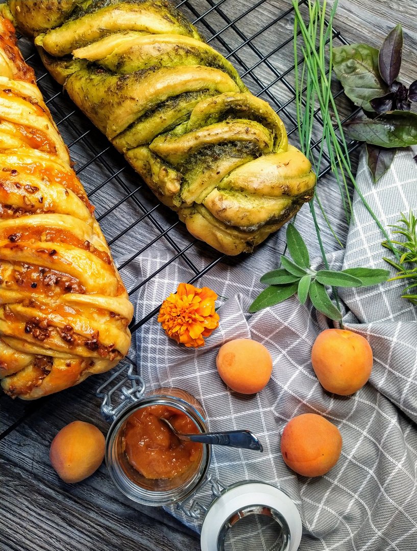 Titelbild zu Babka Brioche herzhafte Kräuter & fruchtige Marille