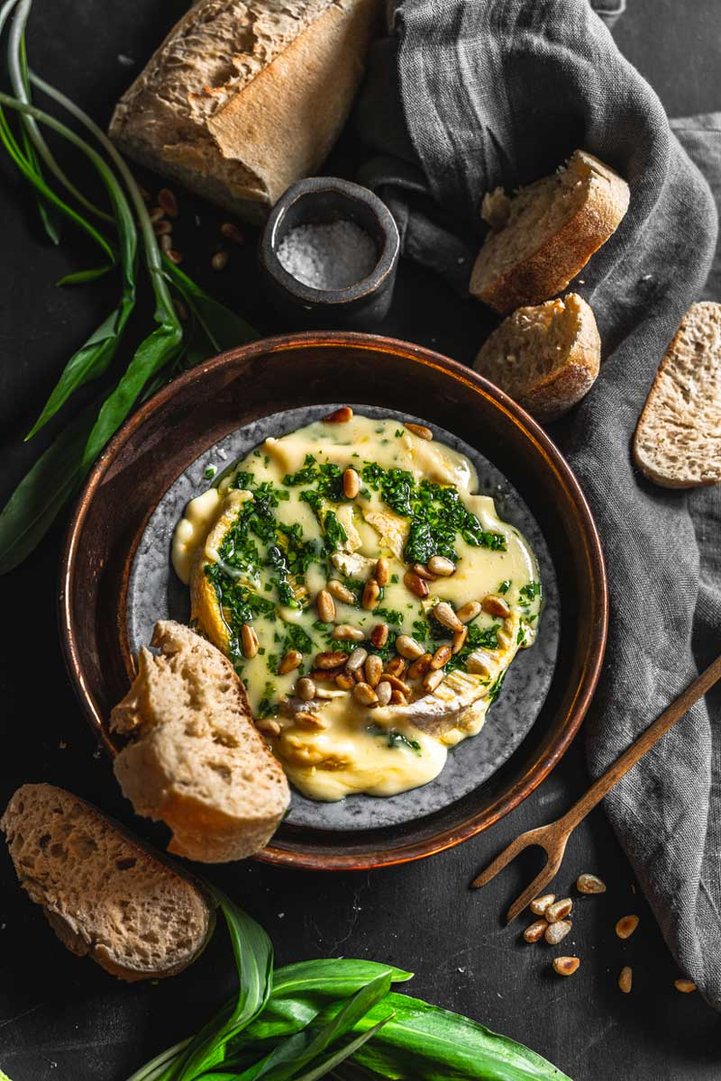 Ofenkäse selber machen – mit Bärlauch und Pinienkernen