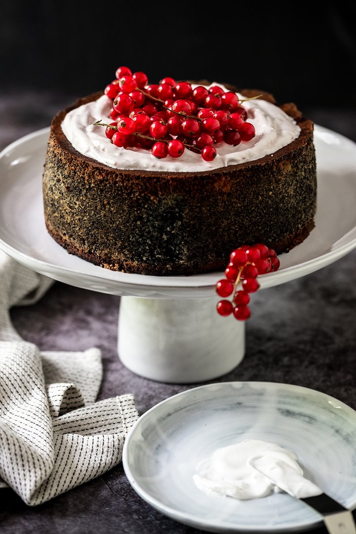 Titelbild zu Saftige Mohntorte mit Birne und Ribiselschaum
