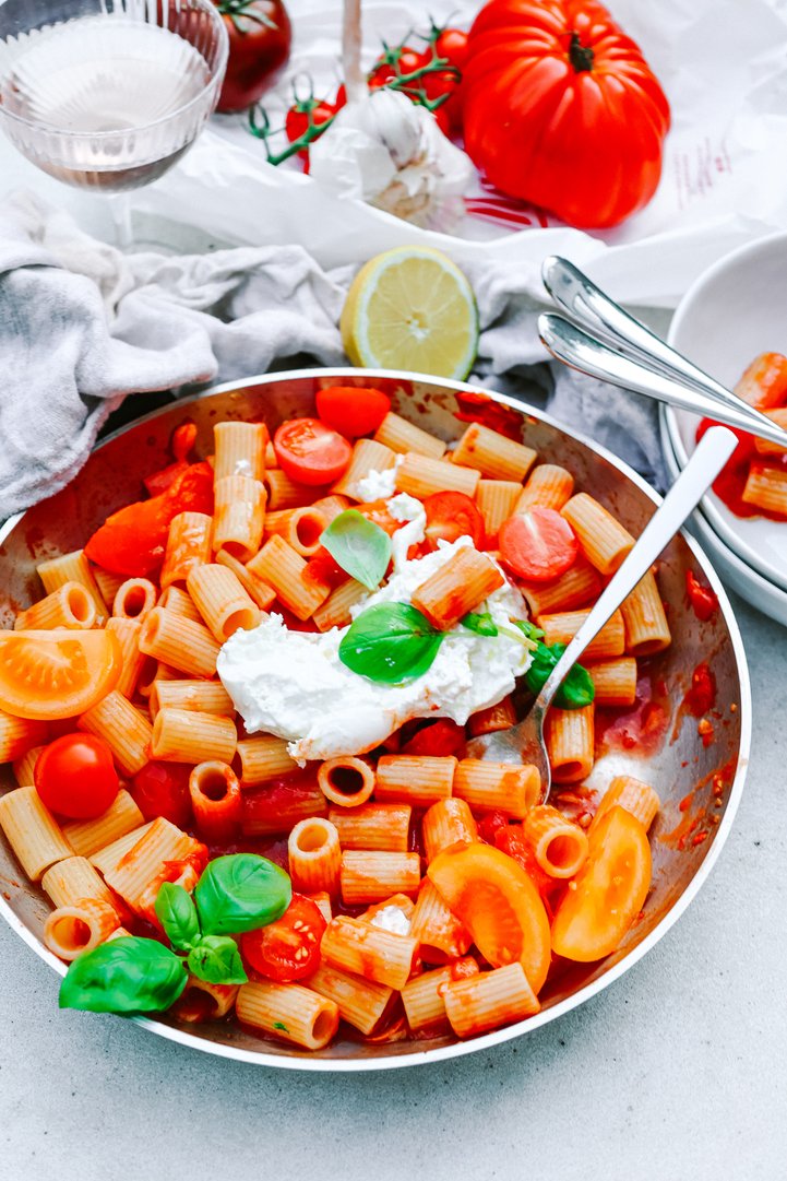 Titelbild zu The BEST 15-Minute Pasta with Rosé Cherry Tomato Honey-Lemon Sauce