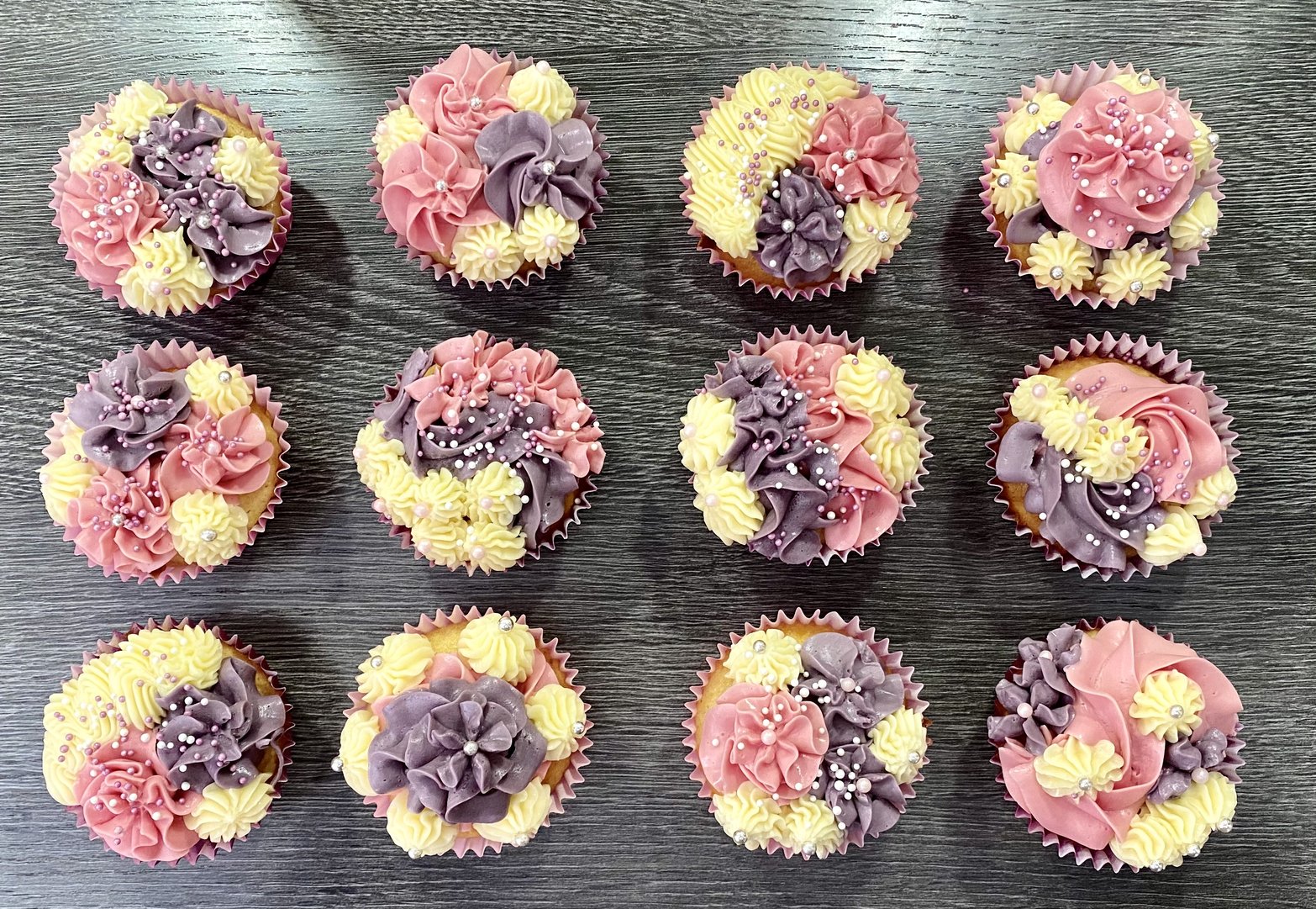 Titelbild zu Joghurt-Himbeer Cupcakes mit Swiss-Meringue-Orangen Topping