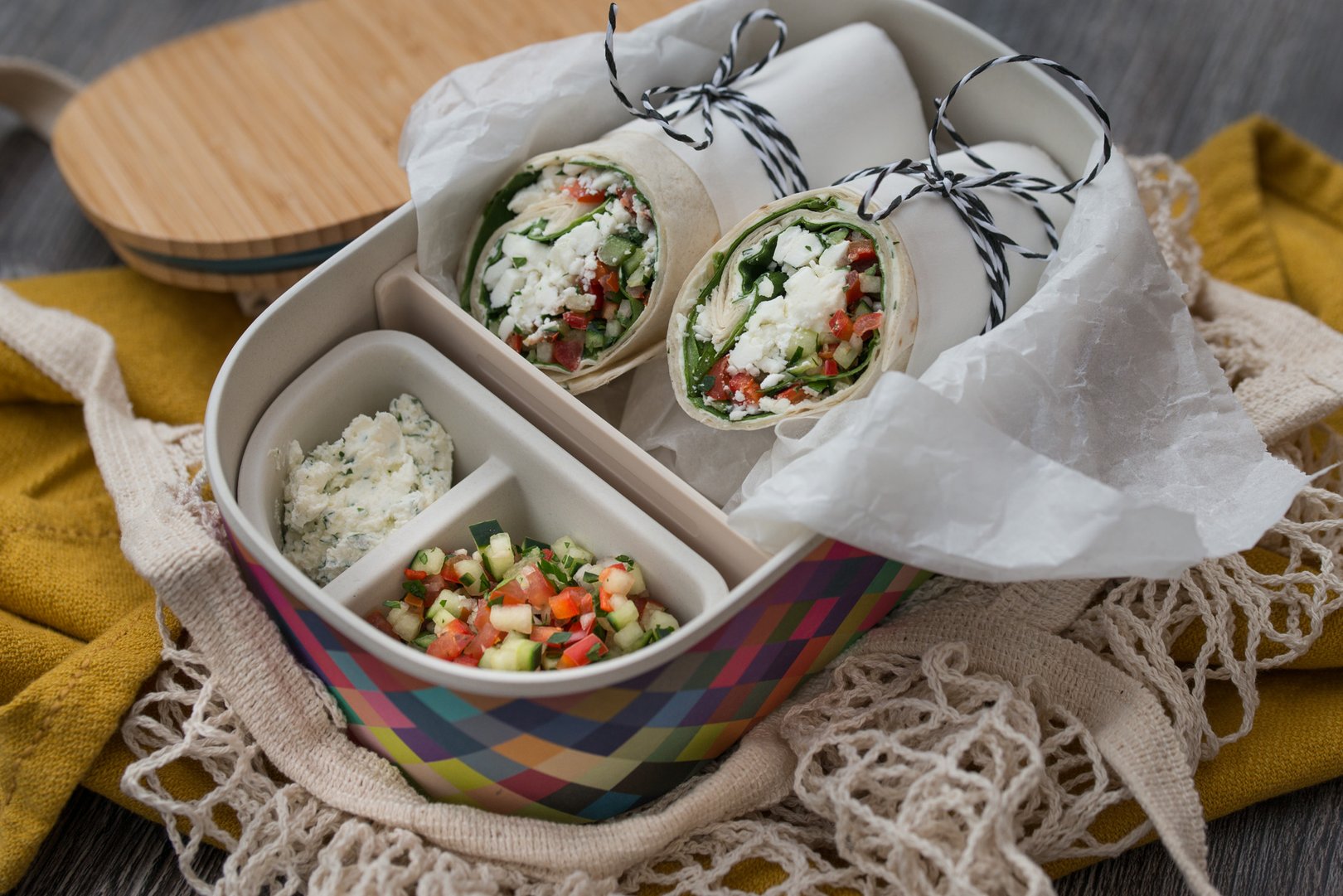 Spinat-Schafkäse-Wrap mit würziger Salsa