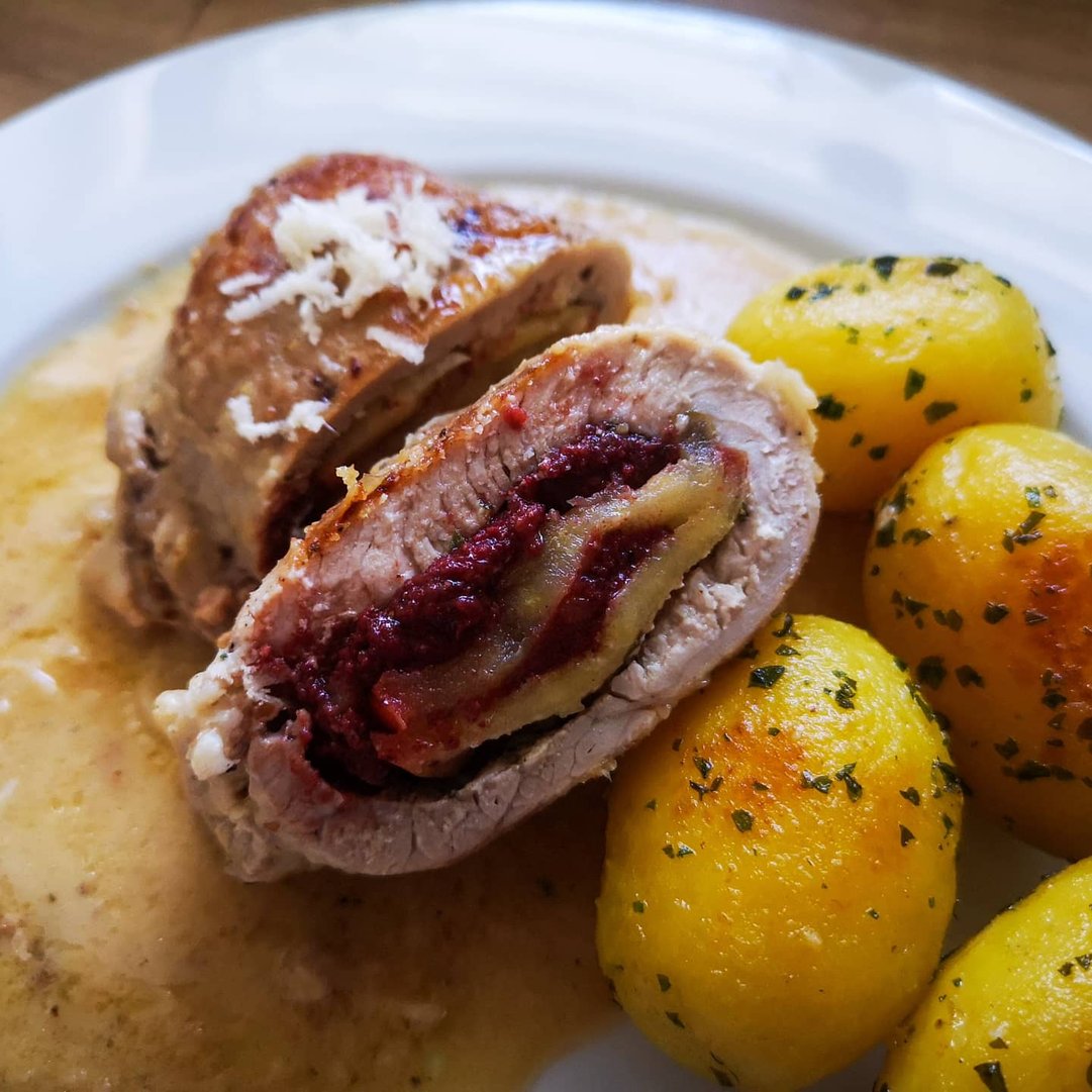 Schweinsschnitzl mit Blunzn - Apfel - Kren Füllung und Mostsoße