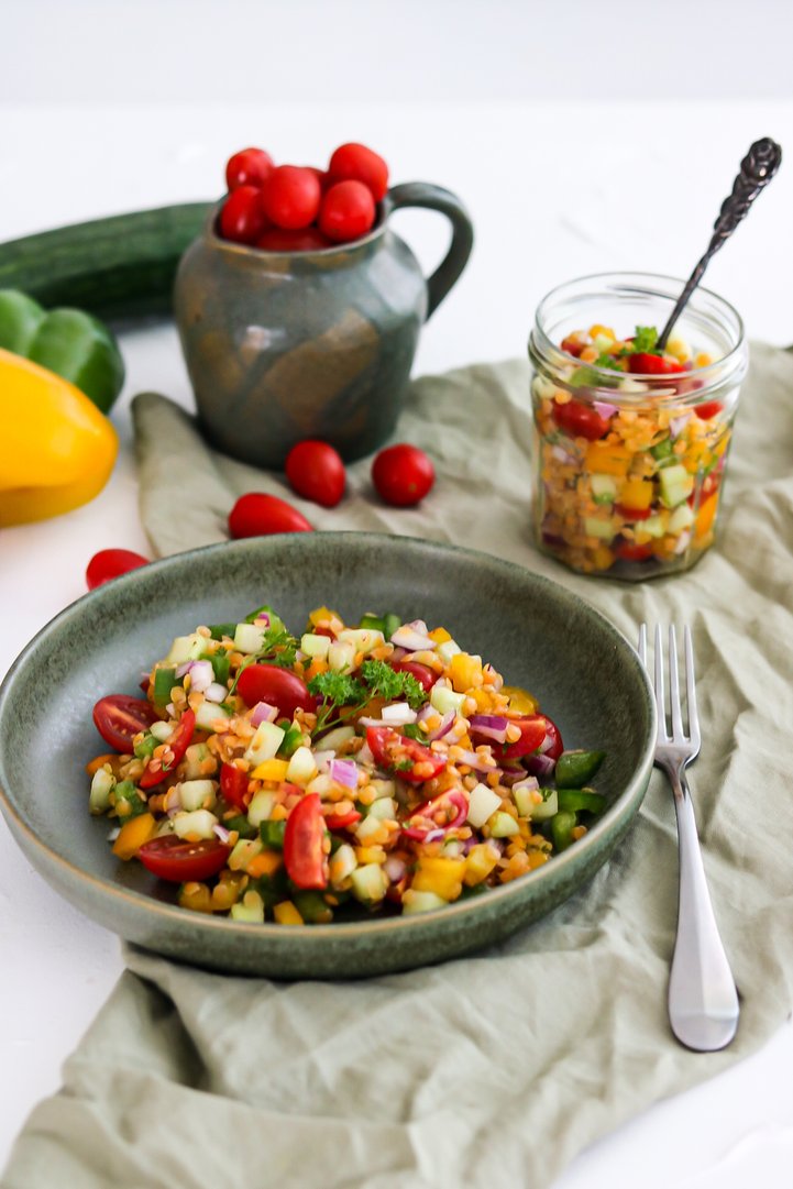 Linsensalat griechischer Art im Glas