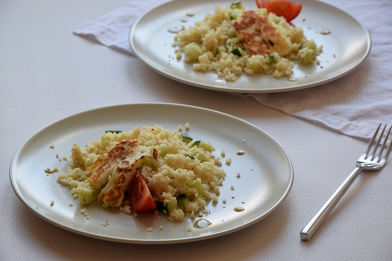 Grillbeilage par excellence: Couscoussalat mit Halloumi und Dill-Senf-Dressing