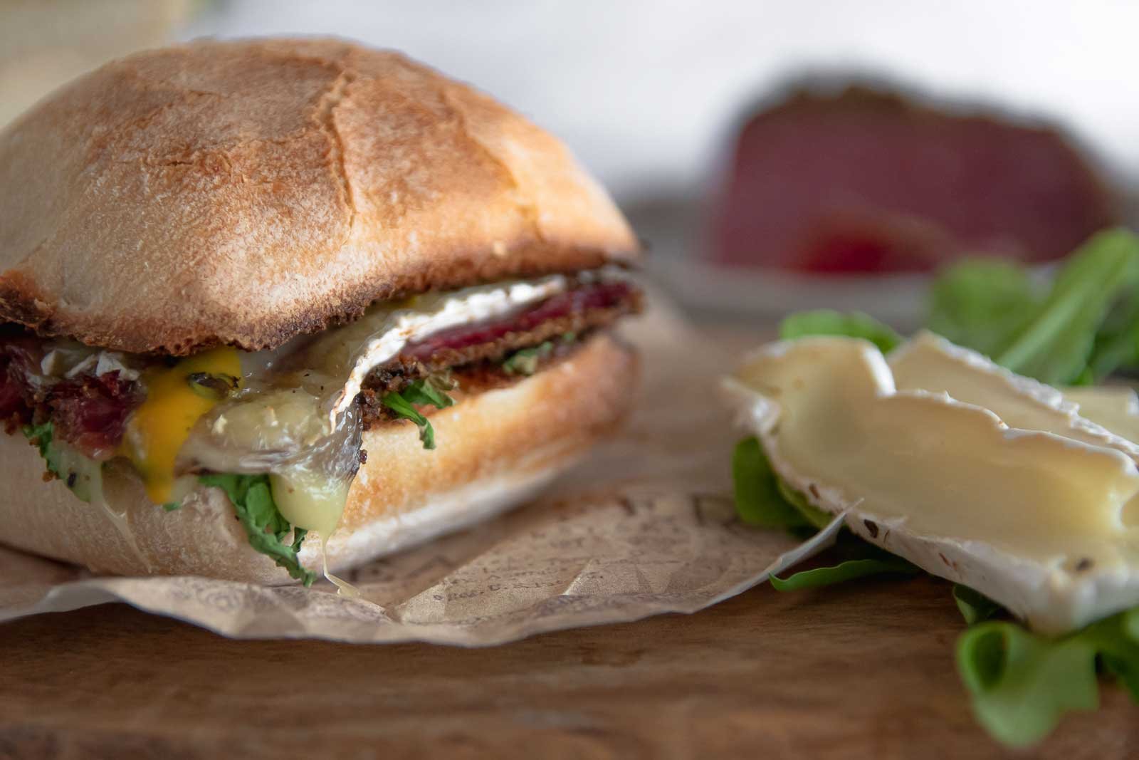 Warmes Pastrami Sandwich
