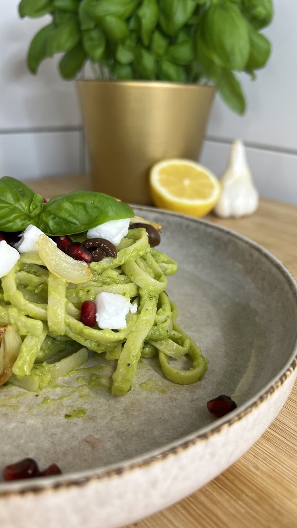 Cremige Avocadopasta mit knusprigen Knoblauchscheiben, Granatapfel und Feta