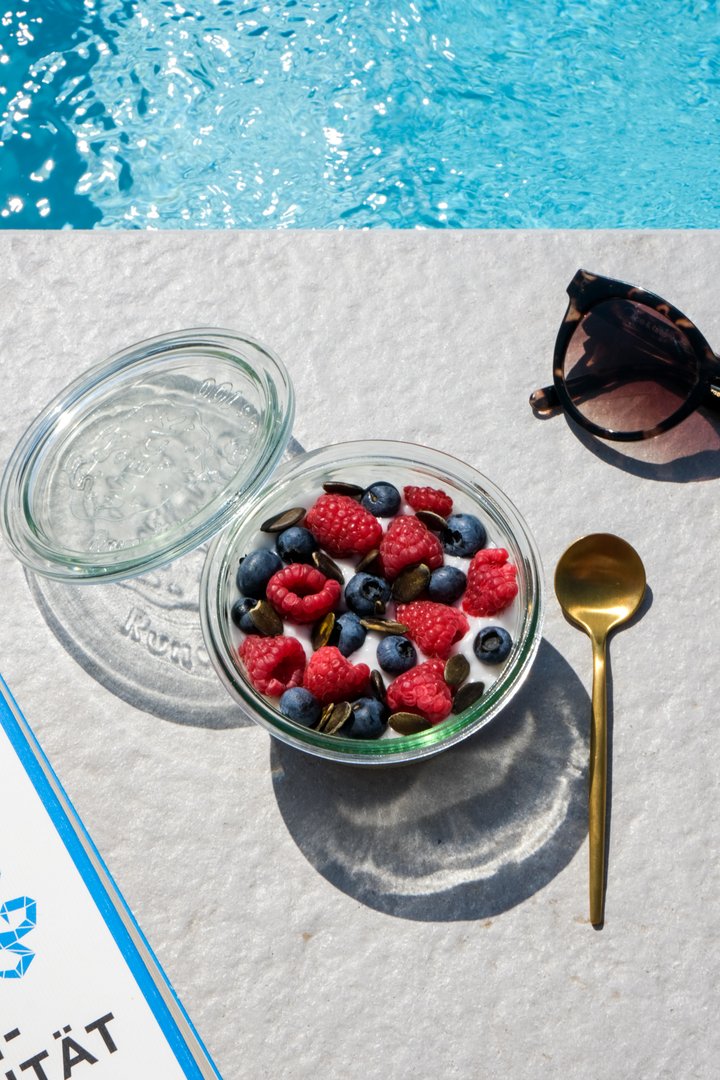 KOKOS-FRÜHSTÜCKS-COUSCOUS IM GLAS MIT BEEREN