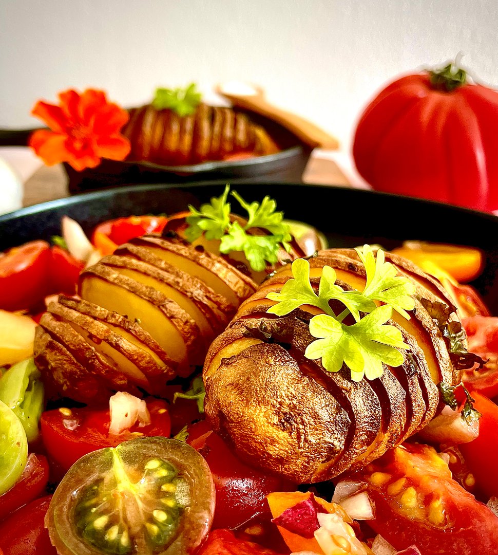 Fächererdäpfel auf buntem Paradeissalat