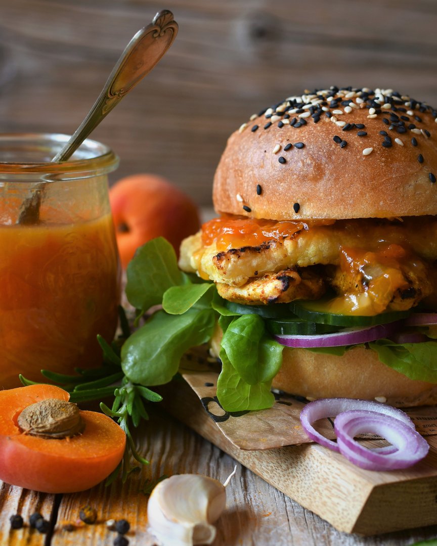Chicken Tandoori Burger mit Grillkäse und Marillenchutney