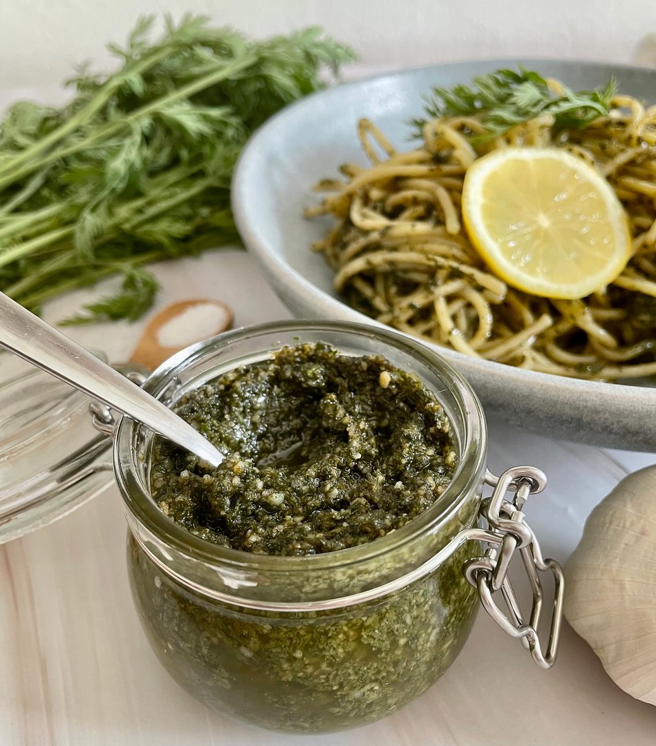 Karottengrün-Sonnenblumenkernpesto auf Spaghetti