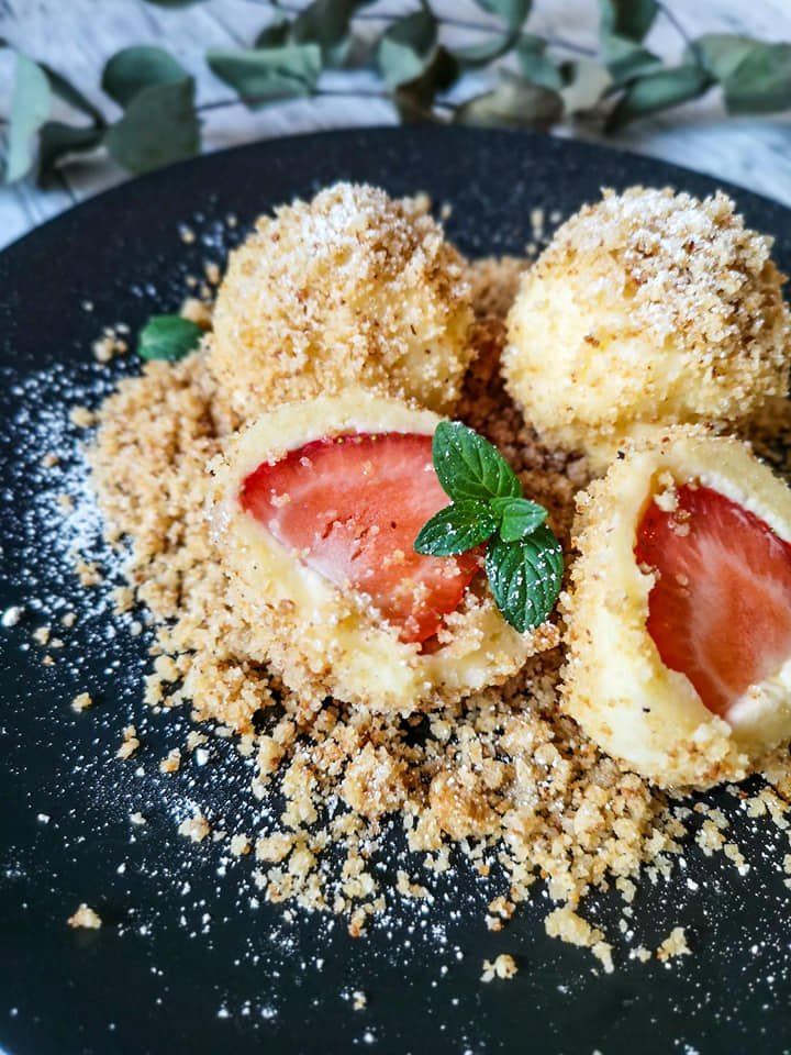 Erdbeerknödel aus Topfenteig