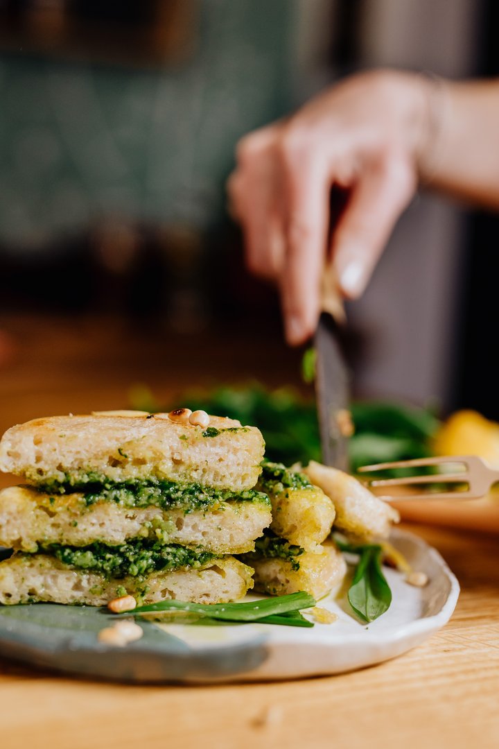 Sauerteig-Crumpets mit Bärlauchpesto