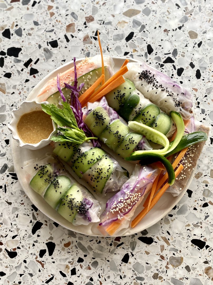 Summerrolls mit knusprig-paniertem Räuchertofu und Erdnuss-Sesam-Dip
