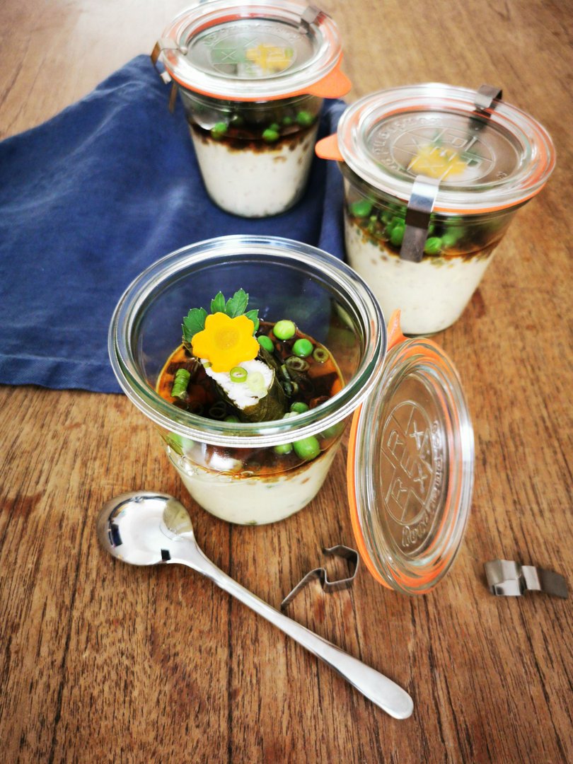 Chawanmushi mit im Weinblatt gegarter Forelle, Steinpilzen, Karotte und Erbsen
